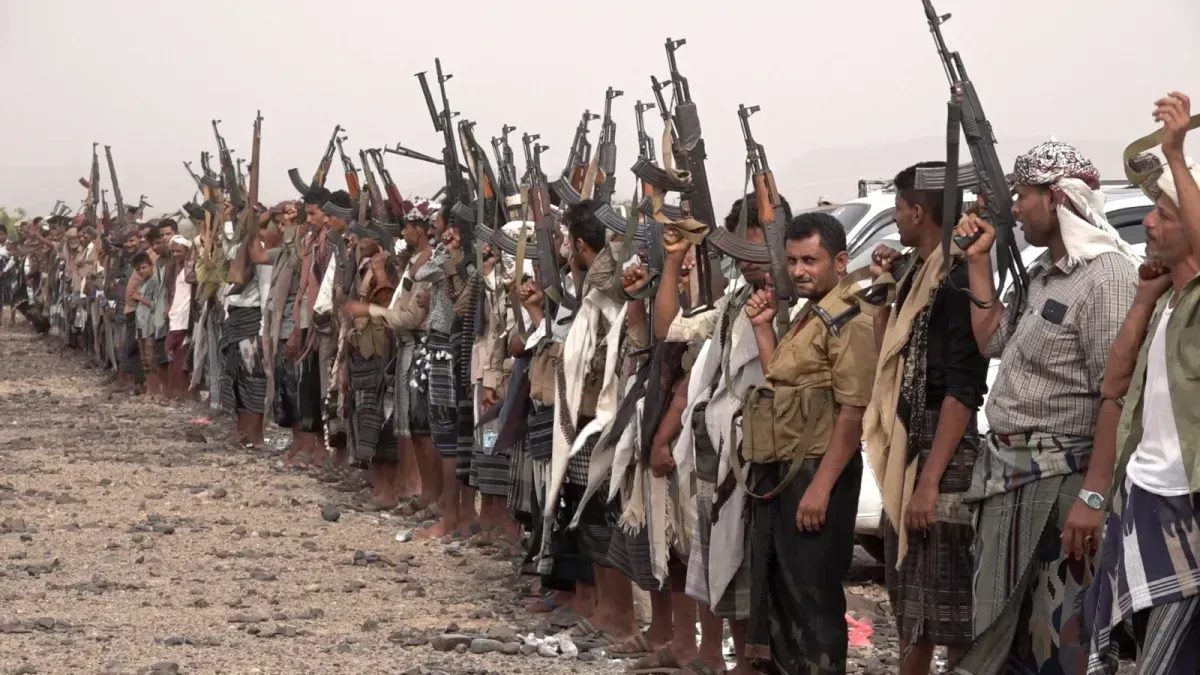 وقفة قبلية في موزع تؤيد الحسم العسكري وترفض التسوية مع الحوثيين