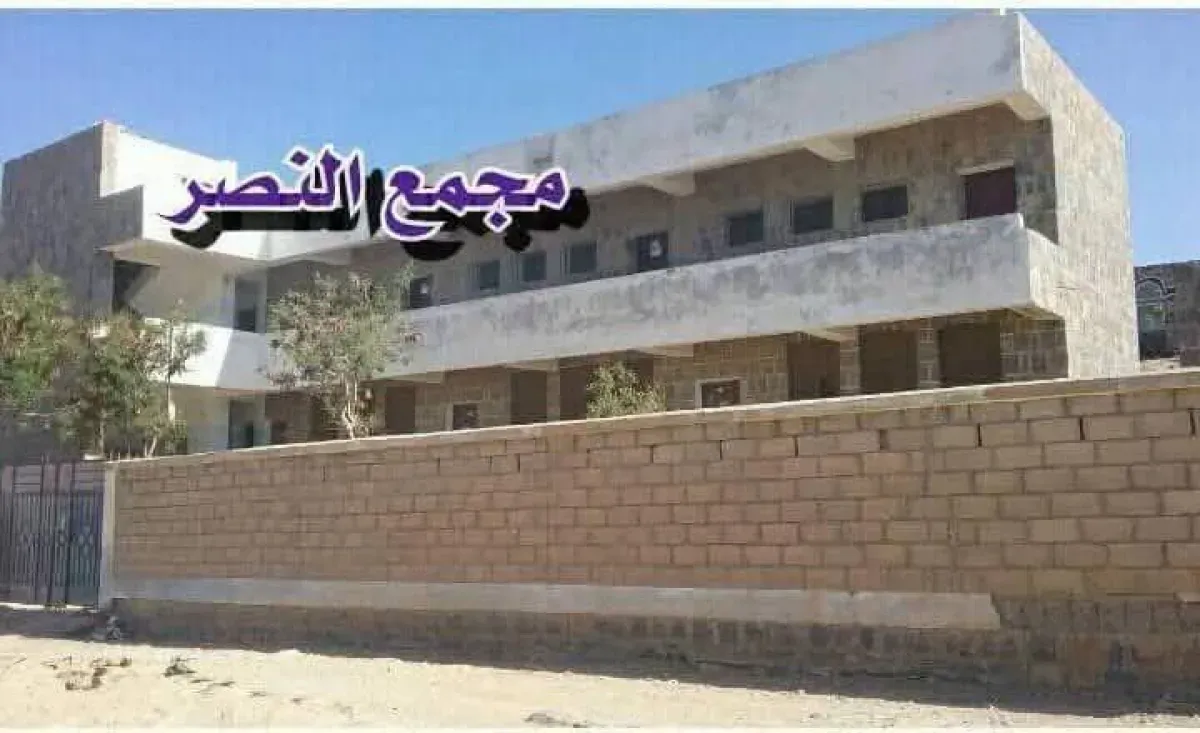 إغلاق مدرسة في عمران يحرم مئات الطلاب من التعليم بسبب انقطاع الرواتب