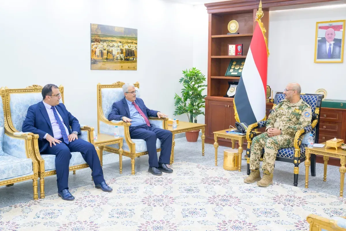 طارق صالح يبحث استئناف عمل بنك الإنشاء والتعمير في المخا