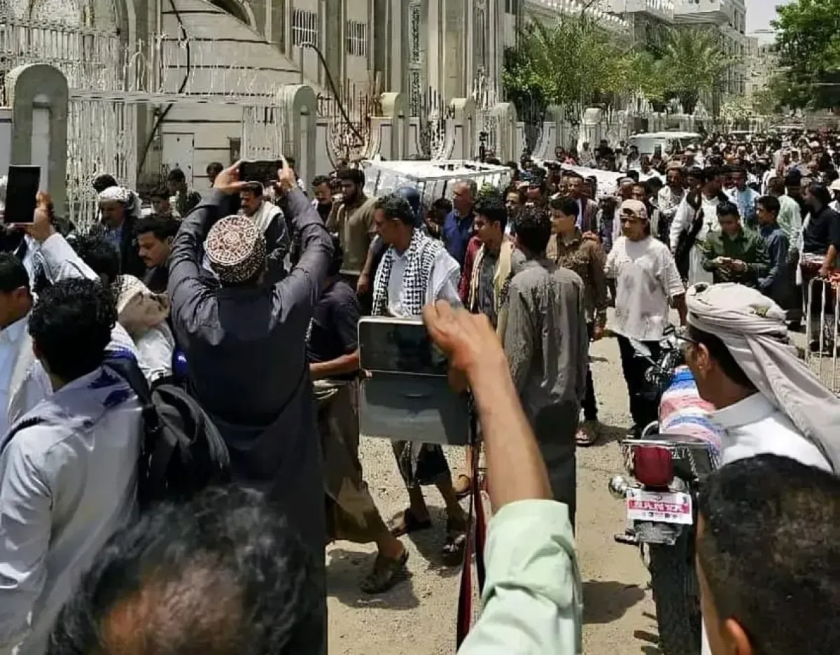 تشييع جثمان الصحفي محمد عيضة بتعز وسط مطالبات بالعدالة