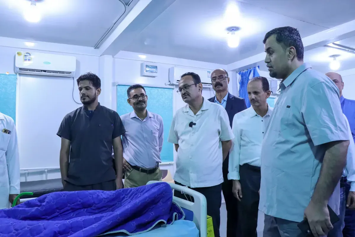 مدير صحة تعز يشيد بجاهزية مستشفيات المخا الميدانية وخدماتها المجانية
