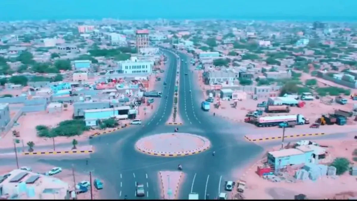 الحوثيون يستهدفون ميناء المخا في تصعيد جديد