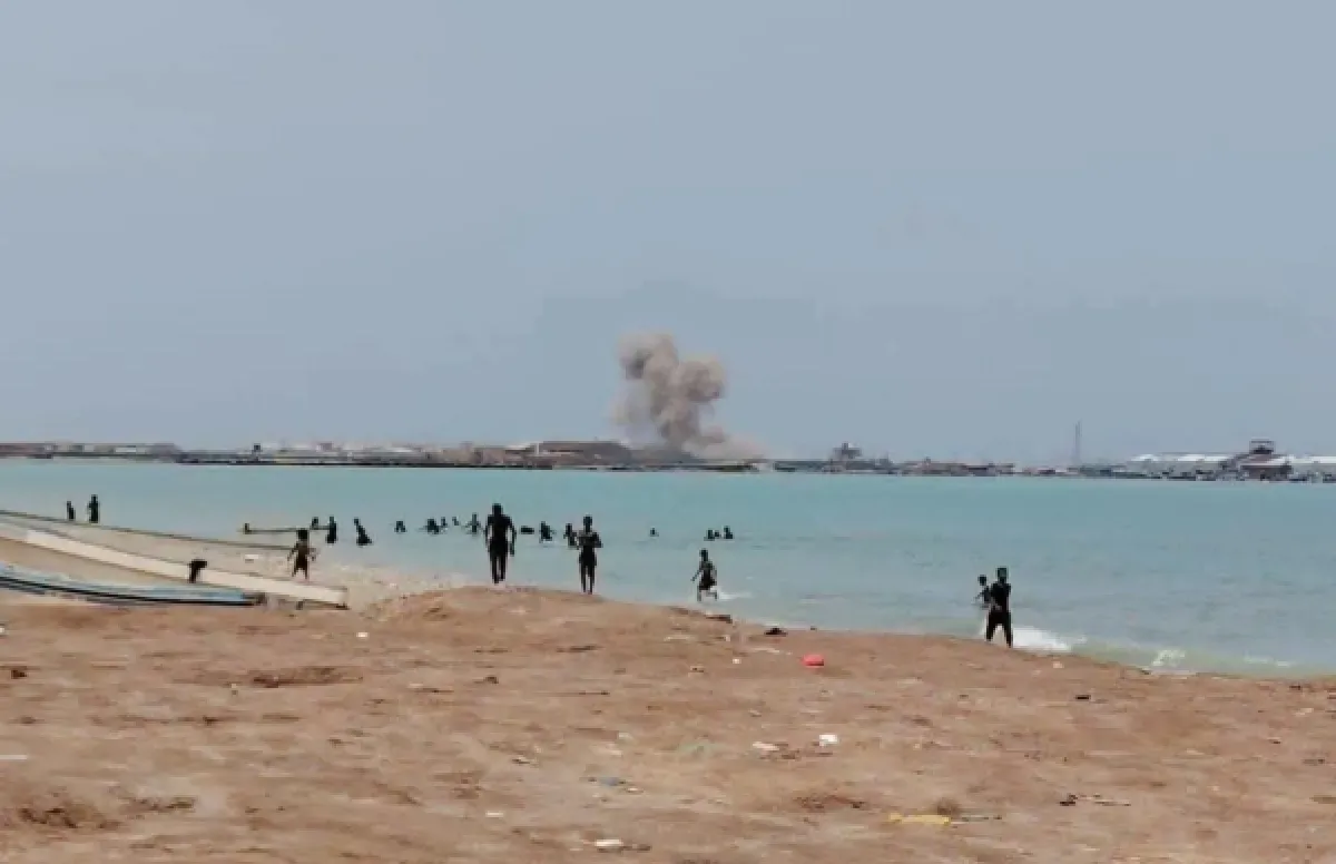 هجوم حوثي مكثف يستهدف ميناء المخا والمنشآت المدنية