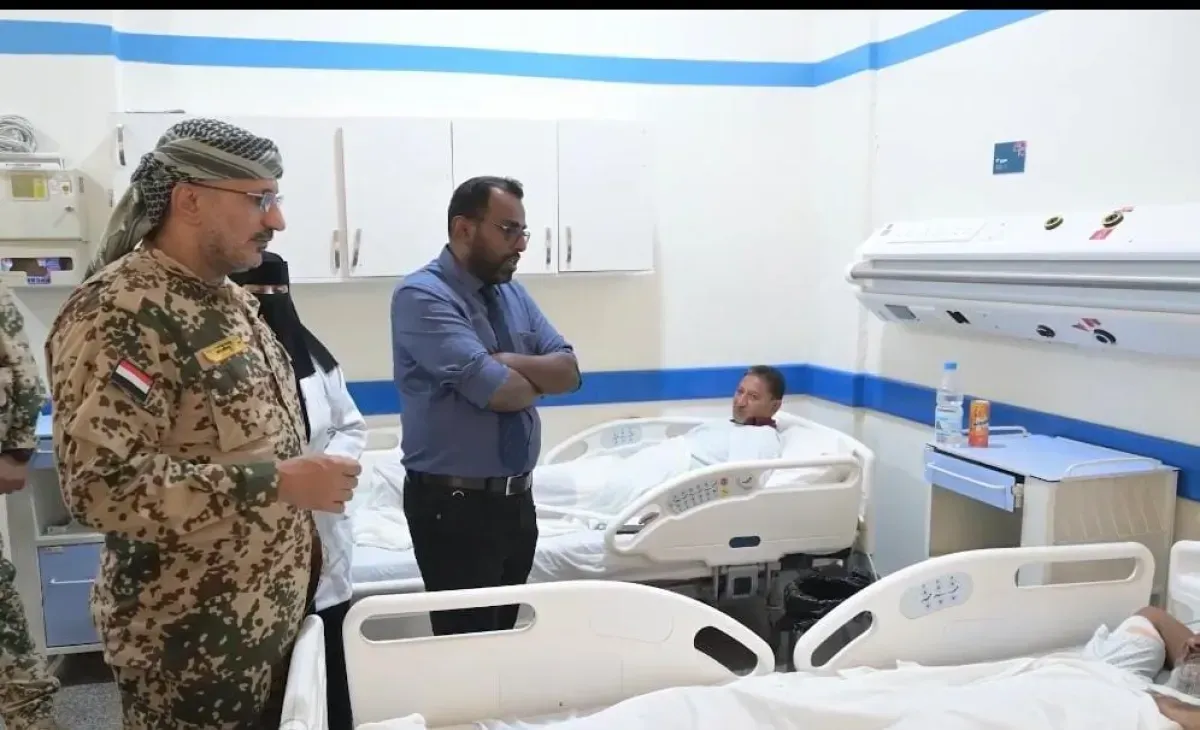 طارق صالح يتفقد المخا والجرحى ويزور مقبرة الشهداء