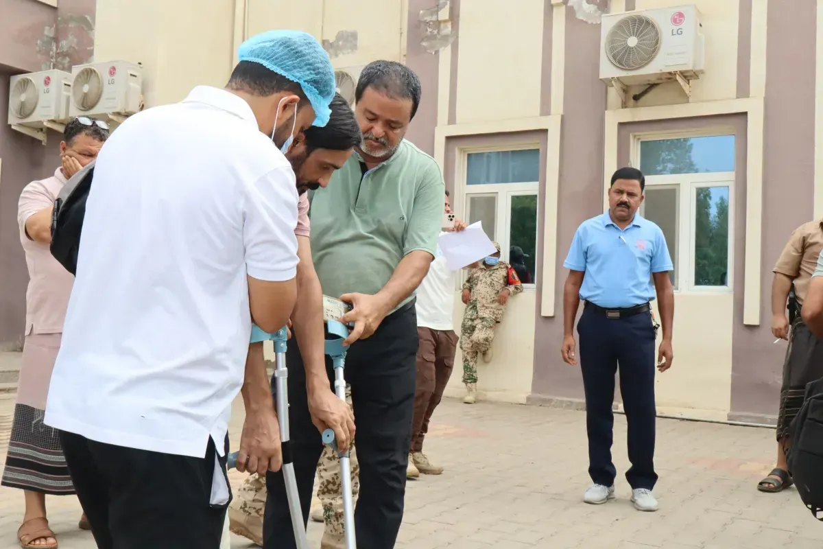 وداع البحارة الناجين من الهجوم الحوثي في المخا