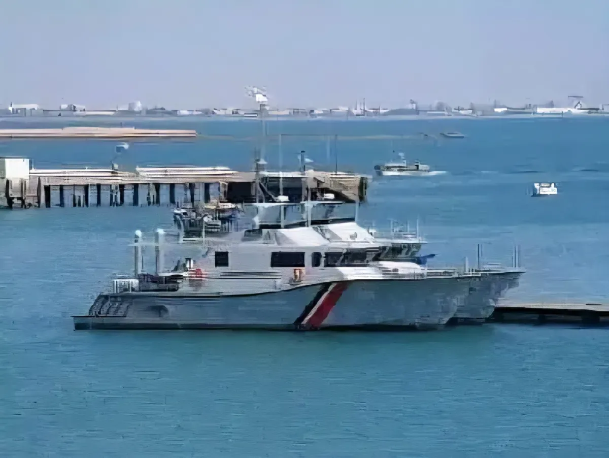 خفر سواحل عدن يضبط سفينة تهريب للسجائر ومواد أخرى