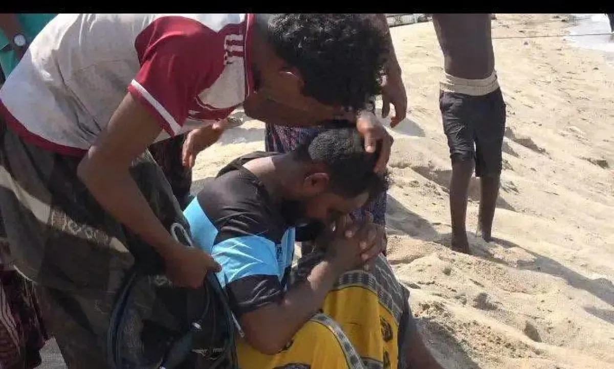 وصول 120 صيادًا إلى الخوخة بعد نجاتهم من قصف حوثي قرب جزيرة حنيش