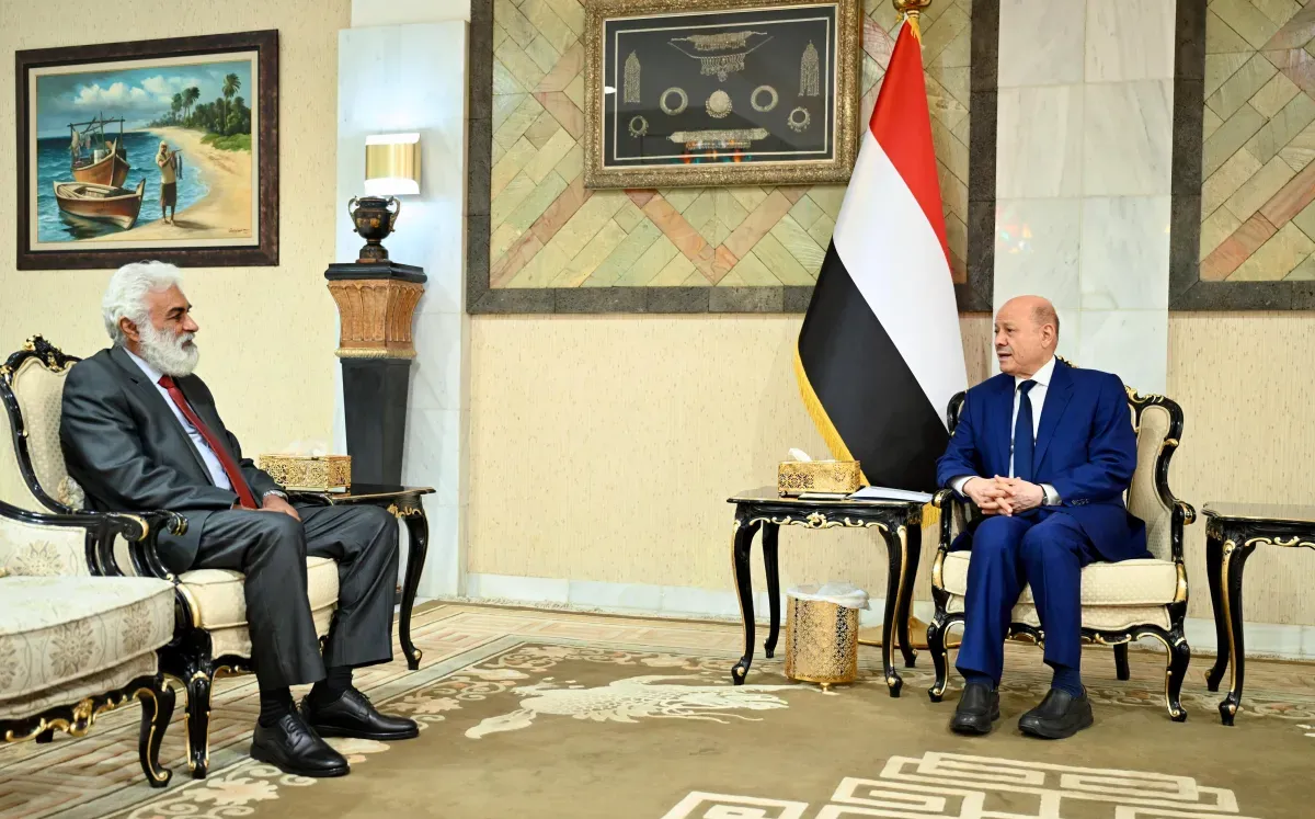العليمي يوجه بالتحول من إدارة الطوارئ إلى التخطيط للتعافي وإعادة الإعمار