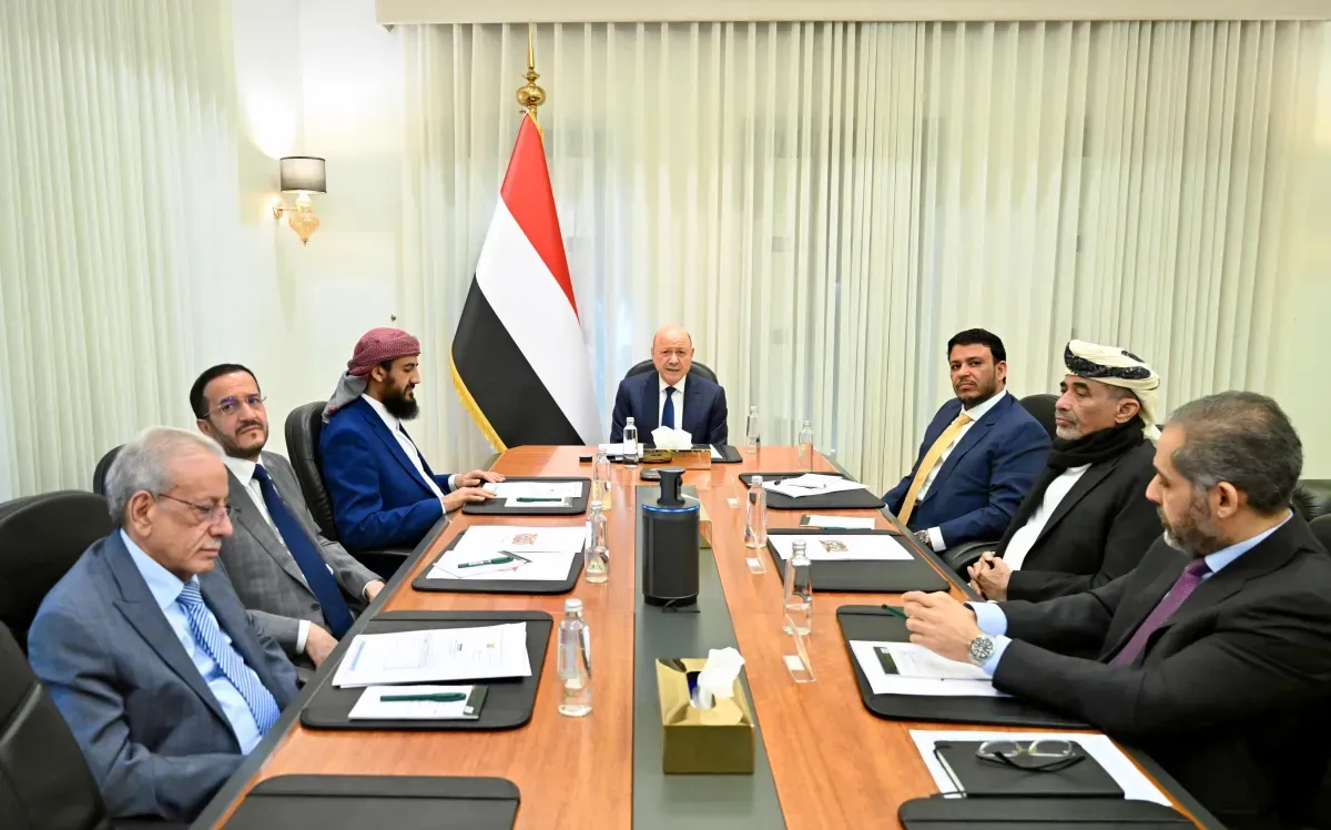 العليمي يرأس اجتماعاً مشتركاً لمجلس القيادة والحكومة: التركيز على استعادة سيادة الدولة وتجفيف منابع تمويل الحوثيين