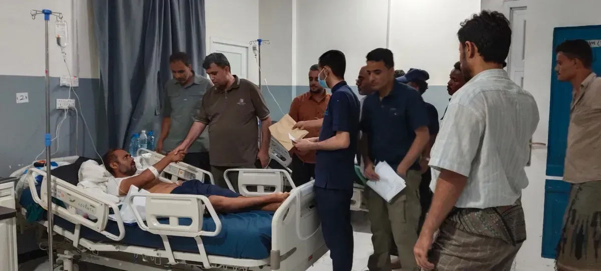 العزاني يتفقد جرحى المقاومة الوطنية وألوية العمالقة ودرع الوطن