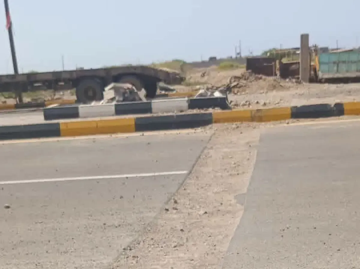 الحوثيون يبدأون بتكسير شارع رئيسي في المخا وسط انتقادات