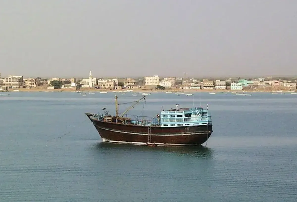 القوات المسلحة اليمنية تسيطر على المخا وتتقدم غرباً وسط انهيار للمليشيات