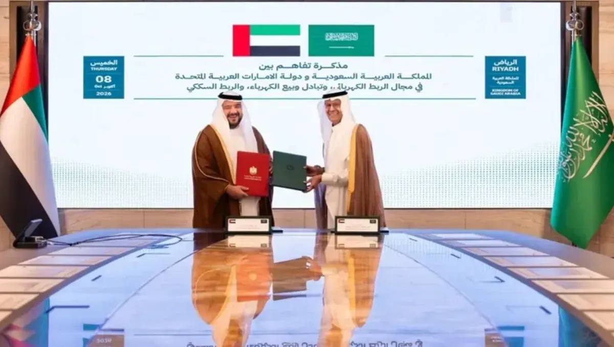 السعودية والإمارات تتفقان على تعزيز الربط الكهربائي والسكك الحديدية