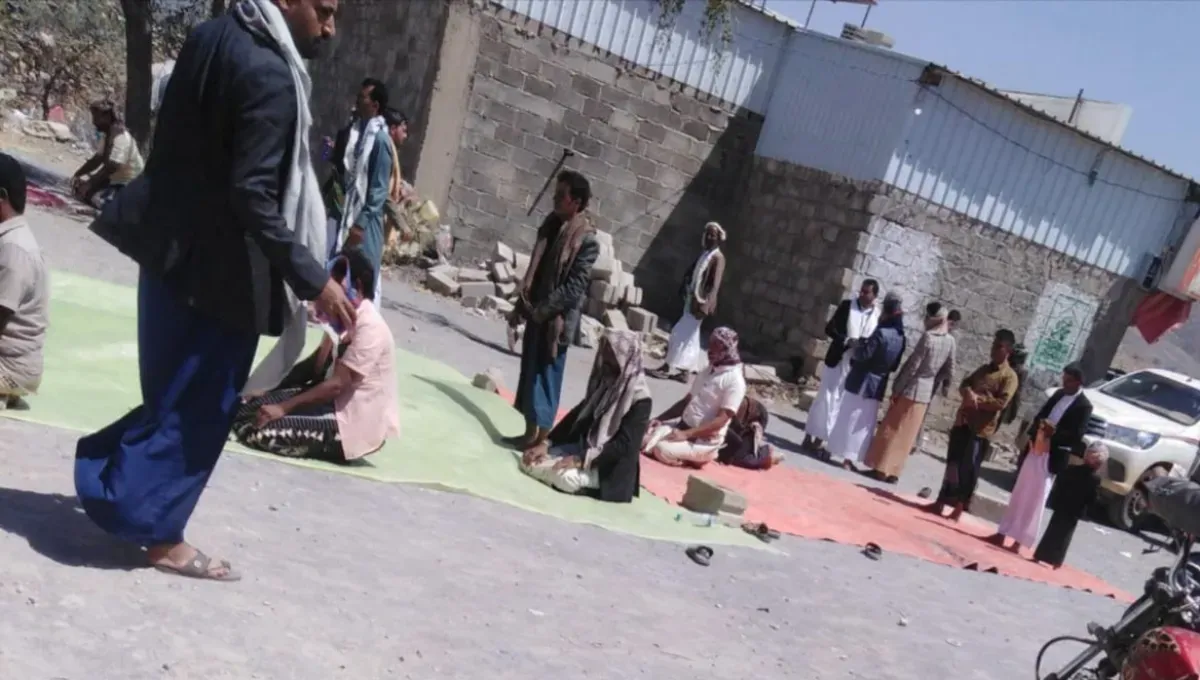 الحوثيون يغلقون مسجداً في عمران ويجبرون المصلين على الصلاة في الشارع