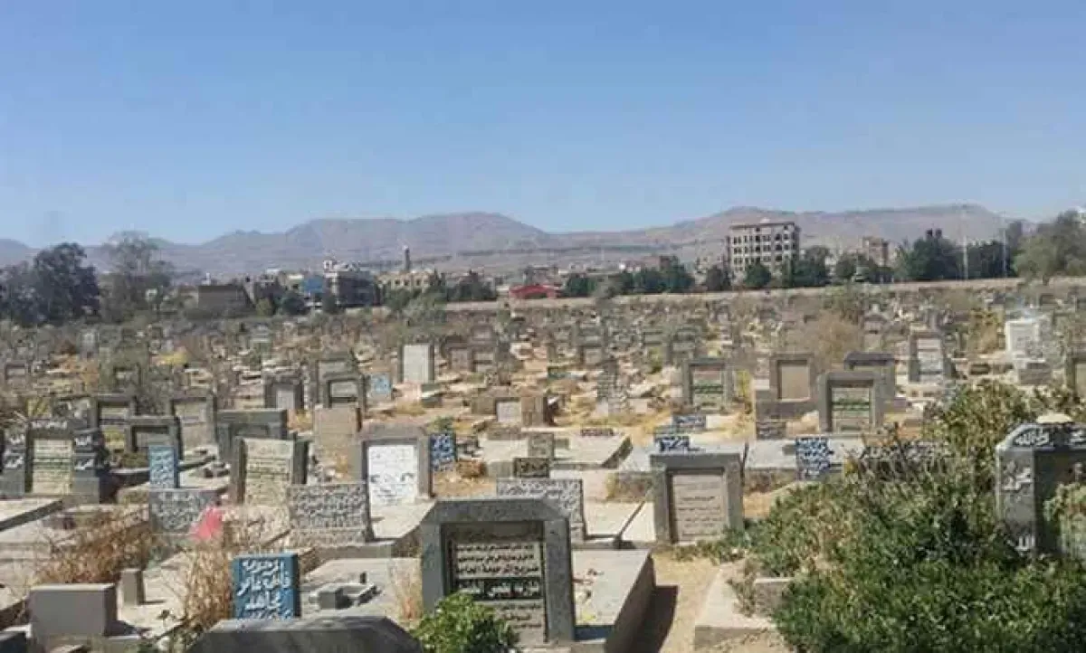 معلمة يمنية تطالب الحوثيين بوقف انتهاك حرمة المقابر التاريخية بصنعاء