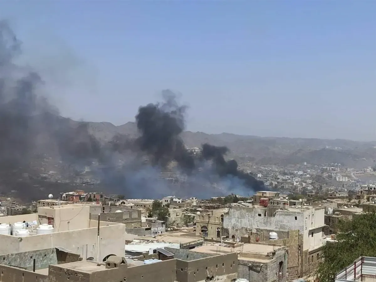 قصف حوثي يستهدف تعز: سقوط ضحايا وتدمير مستشفى