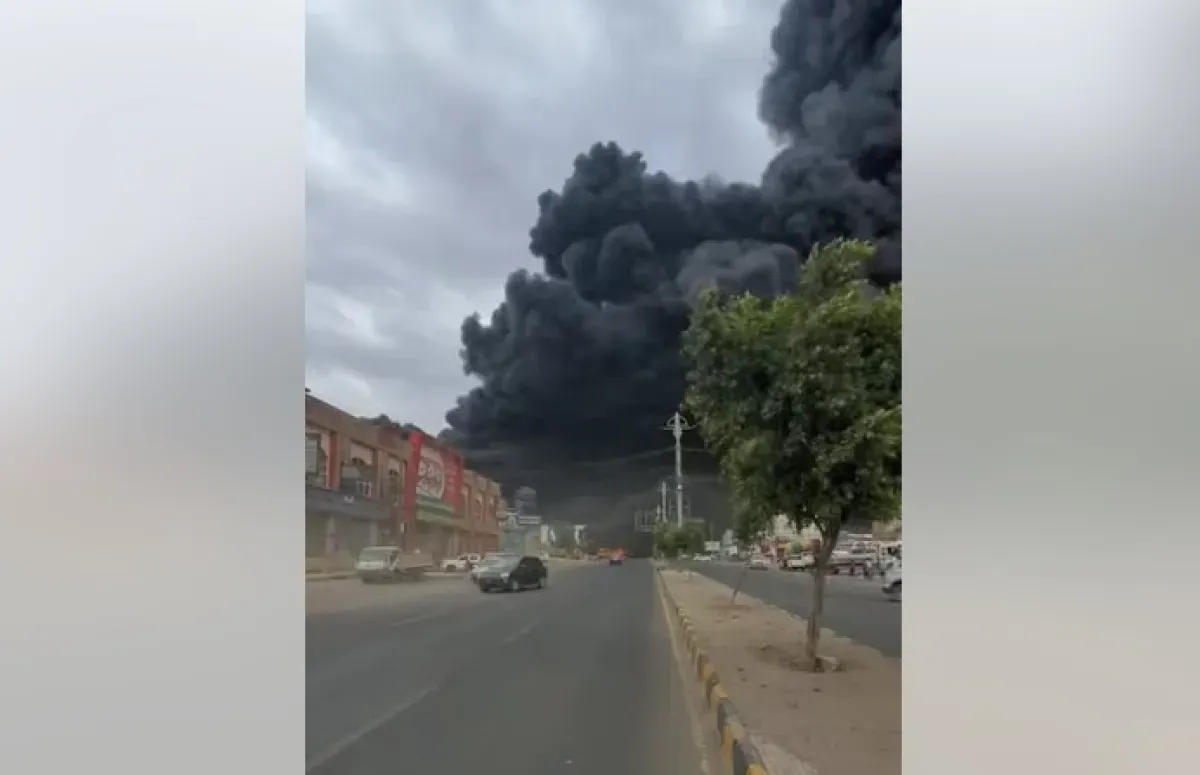 حريق هائل في صنعاء إثر سقوط مسيرتين للحوثيين على مستودع