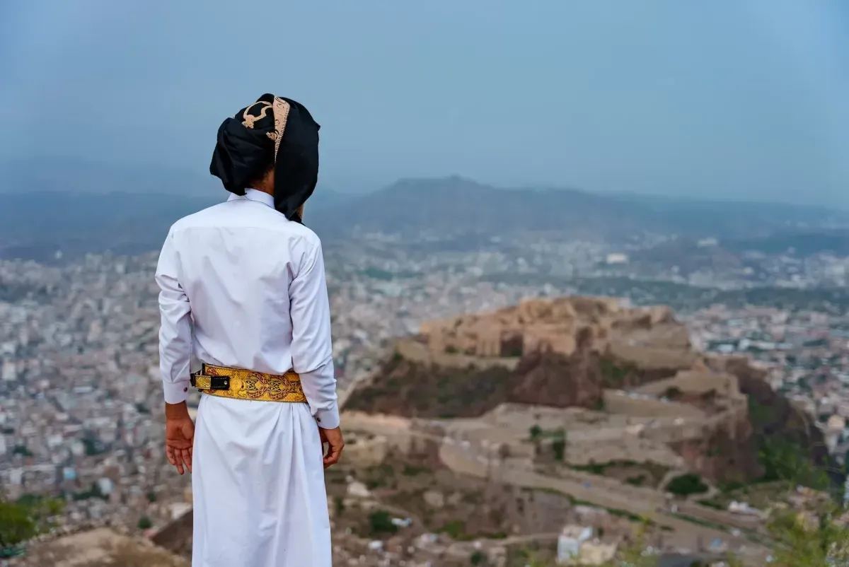غارات جوية مكثفة على مواقع الحوثيين في تعز وتصدى لهجوم واسع
