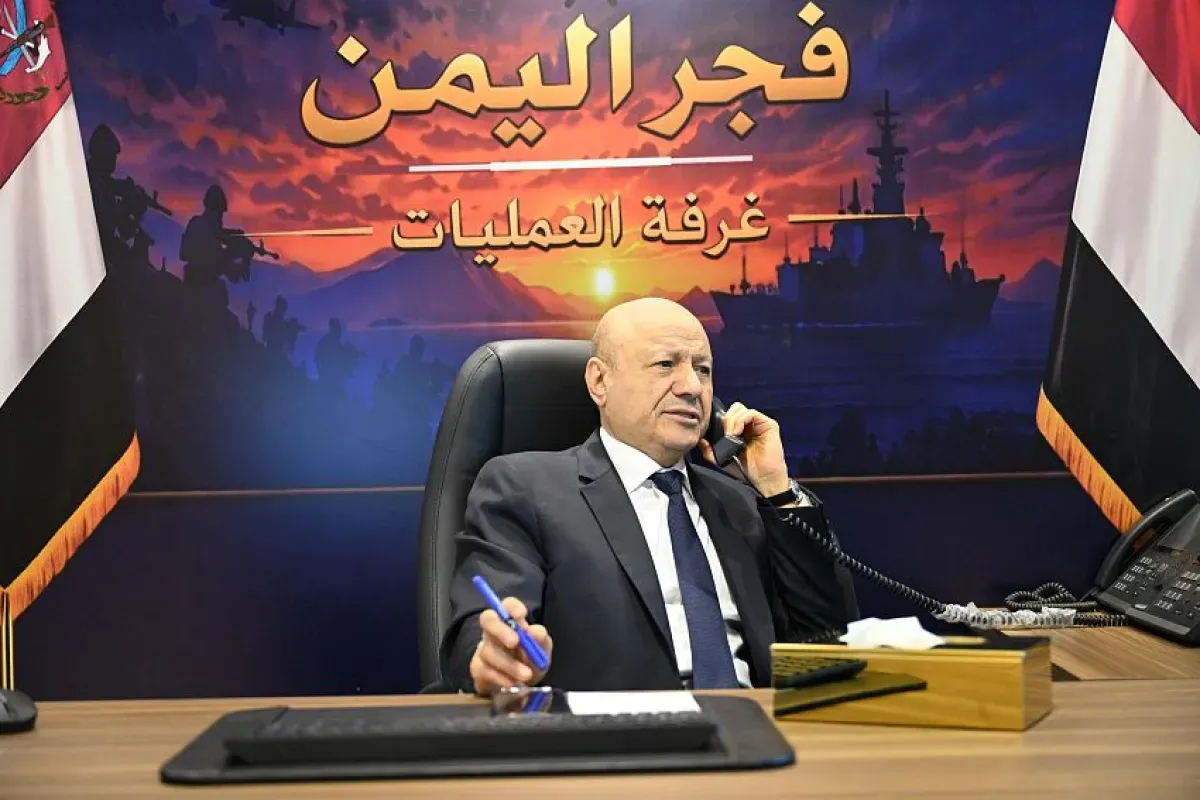 العليمي يطلع على آثار الهجوم الإرهابي وتصعيد الحوثيين في تعز