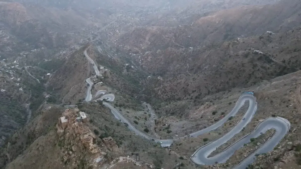 وزارتا النقل والأشغال تدينان استهداف عبارة هيجة العبد وتحذران من حصار تعز