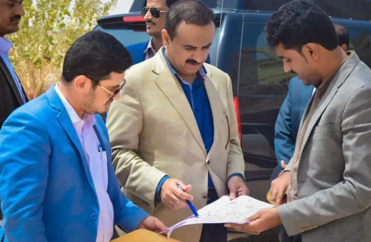 محافظ شبوة يوجه بمنح أراضٍ وتمويل لمساكن أسر شهداء الإرهاب