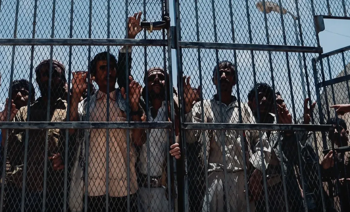 الحوثيون يفرجون عن سجناء جنائيين للدفع بهم إلى جبهات تعز